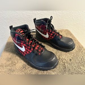 Big Kid's Nike Manoa SE Black/Summit White (AR1703 001) Size 7Y